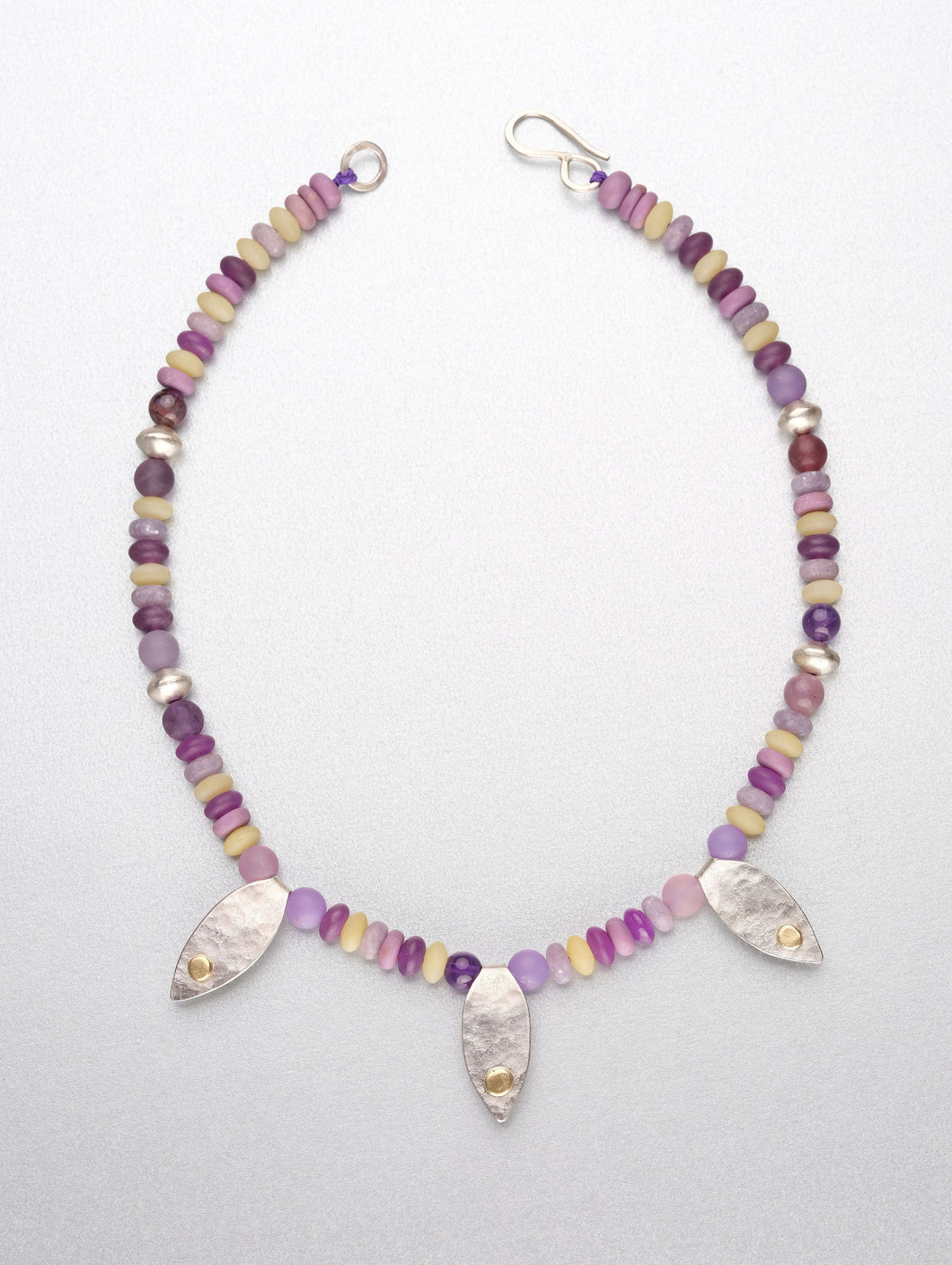 Beaded necklace with leaf pendants and 18ct gold accents